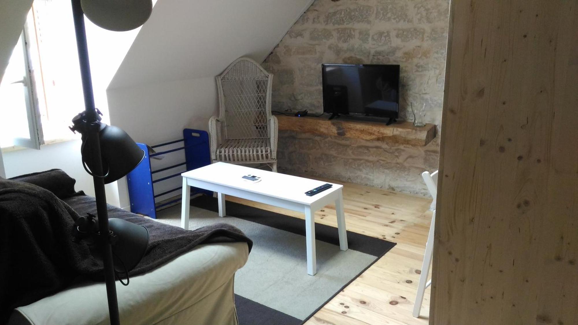 Studio Meuble Proche Conseil Departemental Du Jura Lons-le-Saunier Exterior foto